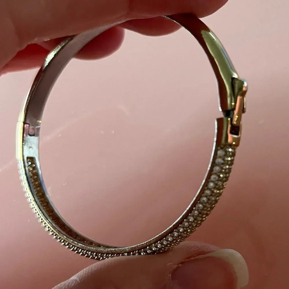 FREE Banana Republic Gold Clasp Bangle - Picture 4 of 4